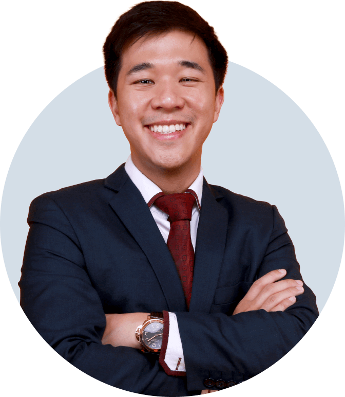 Desmond Leong, jefe de inversiones de Everest Fortune Group, sonríe con un traje azul oscuro y corbata roja.