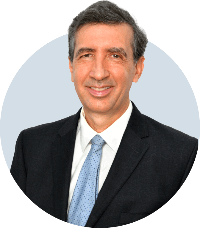 El instructor de forex Karl Praz sonríe y viste un traje negro con corbata azul