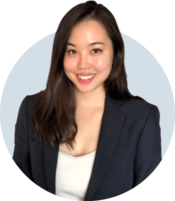 Cassandra Ng, experimentada corredora de fondos, sonríe con una chaqueta azul y un top blanco.