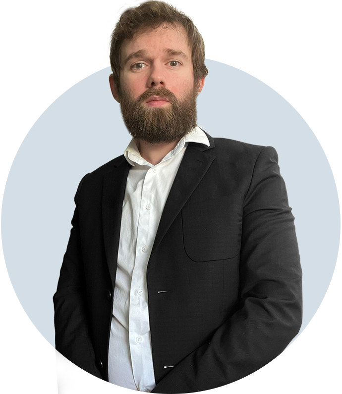 Benjamin Mauger Analista financiero con traje negro