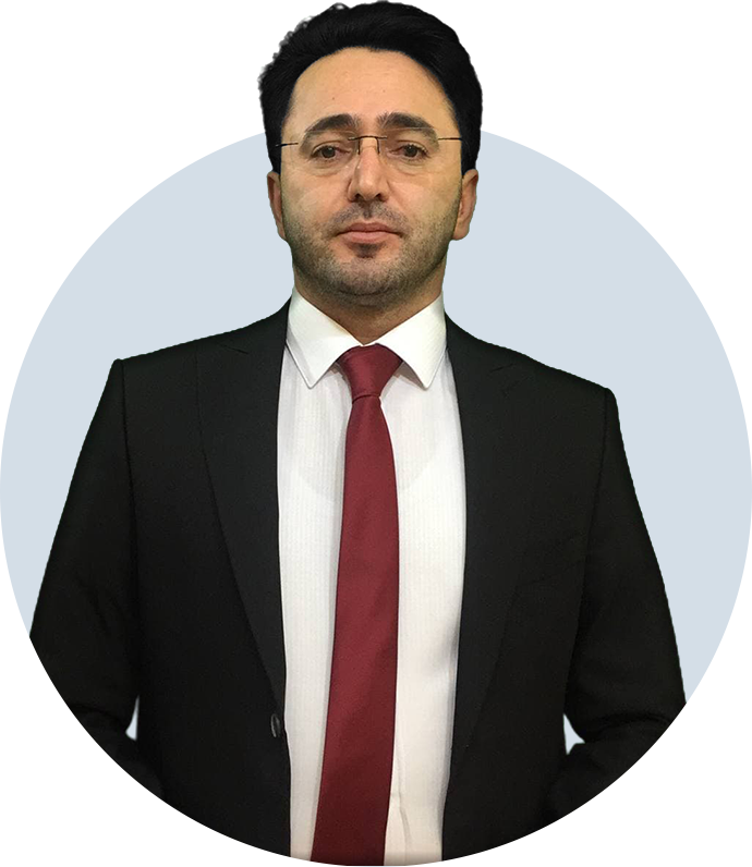 Ahura Chalki Analista financiero con traje azul oscuro y corbata roja