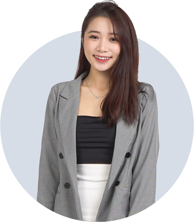 Kaylene Lee Senior Market Analyst sonriente con traje gris