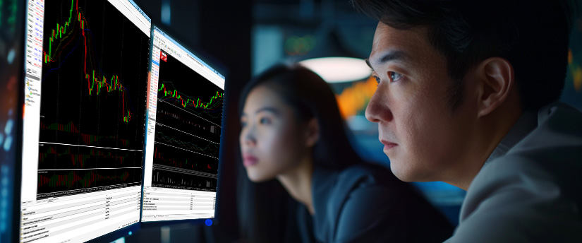 Deux hommes analysant un écran d’ordinateur affichant un graphique du marché boursier lié au trading forex
